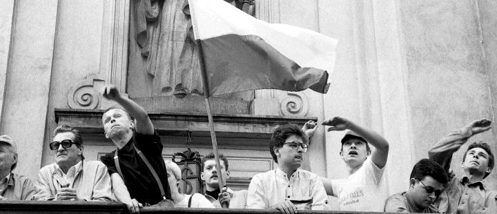 Pierwszy  rok III RP. Prawicowa młodzież zgromadzona przed kościołem  św. Krzyża rzuca jajkami  w lewicowy pochód