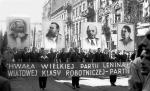 Na portretach: Marks, Engels, Lenin i Stalin, czyli w skrócie – MELS. To nie ponury żart, ale prawda – w latach 50. komuniści nadawali takie imię swoim dzieciom; na szczęście nie w Polsce