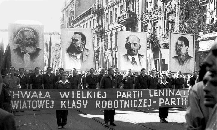 Na portretach: Marks, Engels, Lenin i Stalin, czyli w skrócie – MELS. To nie ponury żart, ale prawda – w latach 50. komuniści nadawali takie imię swoim dzieciom; na szczęście nie w Polsce