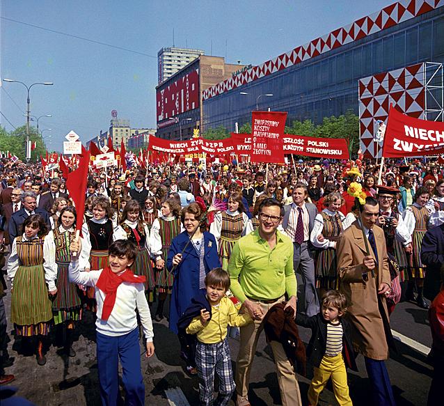 Wielkie podlizywanie się władzy. Rok 1974 (zdjęcie z lewej) to czas wiary w gierkowskie obietnice – każdy miał mieć fiata 126p i w przyszłości – mieszkanie.  Ciekawie się zapowiadało... Absurdalne hasła lat 80. (zdjęcie z prawej) mieszyły nawet uczestników pochodu