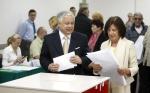 Para prezydencka w lokalu wyborczym na warszawskim Żoliborzu