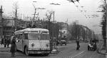 Listopad 1947 roku. Pojazd typu JaT-B2 skręca z Al. Stalina (Al. Ujazdowskie) w ul. Piękną. Warto zwrócić uwagę na plątaninę trakcji elektrycznej