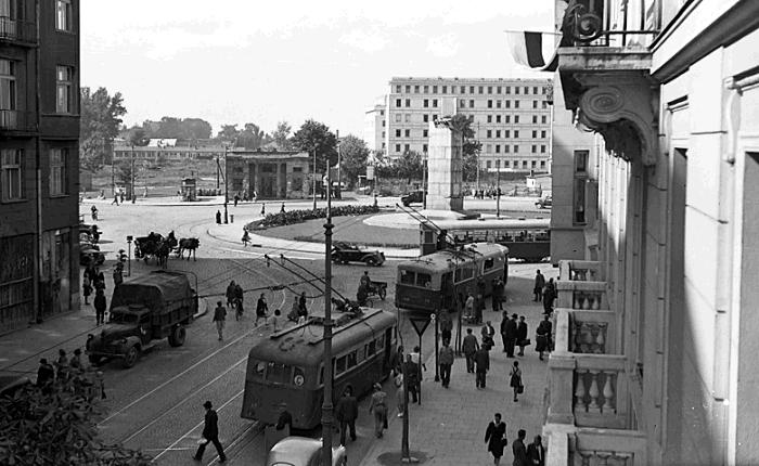 Trzy lata po wojnie. Ulica Bagatela łączy się z pl. Unii Lubelskiej. To jedno z miejsc, gdzie mieliśmy dwie napowietrzne trakcje. W tle nierozebrany jeszcze cokół pomnika Lotnika oraz niezniszczone w powstaniu budynki zajmowane wtedy przez Niemców 