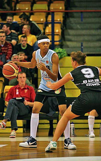 LaToya Bond (z piłką) 
w meczu kontrolnym 
z AZS AWF Katowice zdobyła 
9 punktów

