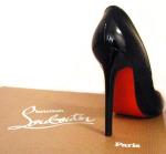 Szpilki od Louboutina z charakterystyczną czerwoną podeszwą