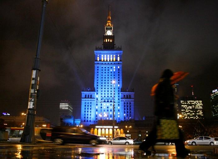 Iluminacja sprawia, że PKiN pięknieje – przynajmniej po zmroku
