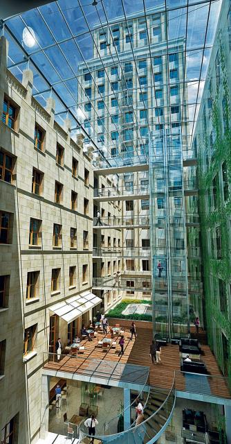 Tak będzie wyglądał po remoncie hotel Warszawa.
Dawny Prudential powstał przy dzisiejszym pl. Powstańców Warszawy na początku lat 30. XX wieku w stylu art déco. Był siedzibą angielskiego Towarzystwa Ubezpieczeń Prudential. Ze swoimi 16 piętrami stał się wizytówką nowoczesnej Warszawy. Był drugim pod względem wysokości w Europie drapaczem chmur. Jego wojenne losy stały się symbolem zniszczeń lewobrzeżnej Warszawy