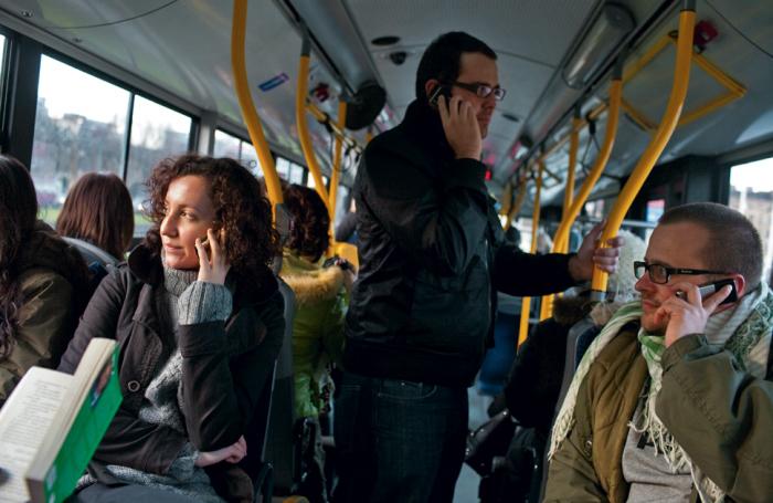 Rozmawiasz przez komórkę? W Warszawie kierowca może wyprosić cię za to z autobusu
