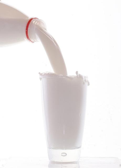 Co się kryje w szklance mleka light? Mniej kalorii czy może... mniej mleka?