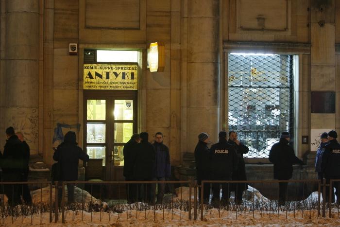 Policja ogrodziła teren wokół antykwariatu. Przez kilka godzin leżało w nim ciało jednego z napastników