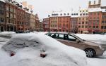 Rynek Starego Miasta. Góra śniegu na pierwszym planie to zaparkowany samochód