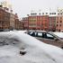 Rynek Starego Miasta. Góra śniegu na pierwszym planie to zaparkowany samochód