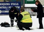 Policjant Andrzej Struj został zabity na przystanku tramwajowym przy Forcie Wola. Policjanci, którzy prowadzili dochodzenie w sprawie zbrodni, w śniegu znaleźli narzędzie zabójstwa – nóż