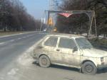 Zdezelowany maluch stoi na parkingu przy mauzoleum