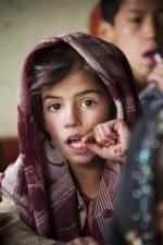 Dziewczynka w trakcie lekcji w Aschianie. Aschiana to afgańska   organizacja, która zajmuje się edukacją dzieci ulicy. Kabul, 2009