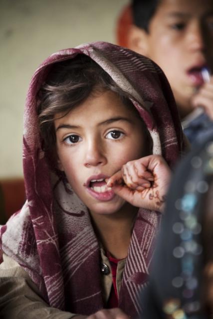 Dziewczynka w trakcie lekcji w Aschianie. Aschiana to afgańska   organizacja, która zajmuje się edukacją dzieci ulicy. Kabul, 2009