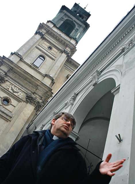 * Ks. Mirosław Nowak z kościoła Wszystkich Świętych  zamontował czujniki 