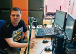 Bartek  Musiał za konsoletą. Kiedy wyszkoli zespół, zastąpią go pracownicy Bemowskiego Centrum Kultury