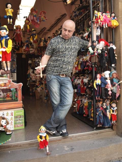 Przy ul. Karlovej można kupić czeskie marionetki