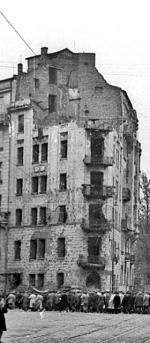 *Kamienica przy pl. Politechniki wyglądała w 1948 roku