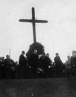 Postawiony  w 1916 roku przetrwał  prawie 80 lat. Pod tzw. krzyżem Traugutta koło Fortu  Legionów odbywały się  w latach 30. uroczystości patriotyczne.  W roku 1994 wystawiono nowy, nieco inny krzyż. Dlaczego nie skopiowano starego?