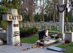 Dolinka Katyńska – dwa krzyże jako świadectwo historii. Jeden wystawiony przez władze PRL (dziś ma już zmienioną datę);  