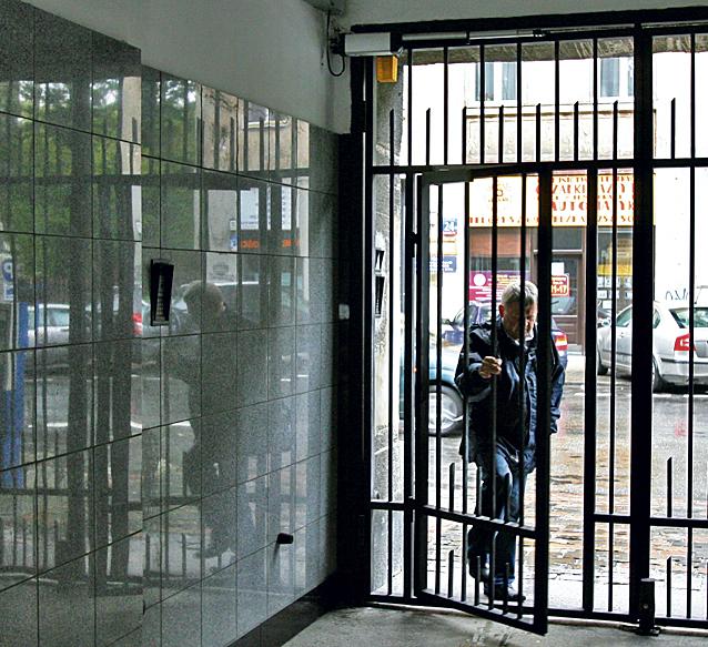 Mokotowska: Zapory i domofony mają zlikwidować „podwórko tranzytowe”. 