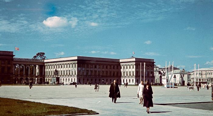 Plac Adolfa Hitlera, czyli dawny Piłsudskiego. Najbardziej reprezentacyjne miejsce hitlerowskiej Warszawy; niektórzy szacują liczbę niemieckich urzędników, robotników i ich rodzin nawet  na 40 tys. ludzi   