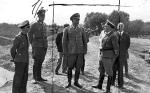 Ludwig  Fischer (w środku), gubernator dystryktu warszawskiego, lustruje modernizację wałów przeciwpowodziowych w rejonie miasta. Kadrowanie fotografii pochodzi  z epoki  