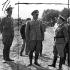 Ludwig  Fischer (w środku), gubernator dystryktu warszawskiego, lustruje modernizację wałów przeciwpowodziowych w rejonie miasta. Kadrowanie fotografii pochodzi  z epoki  