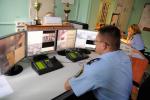 Strażnik miejski korzystający z monitoringu 