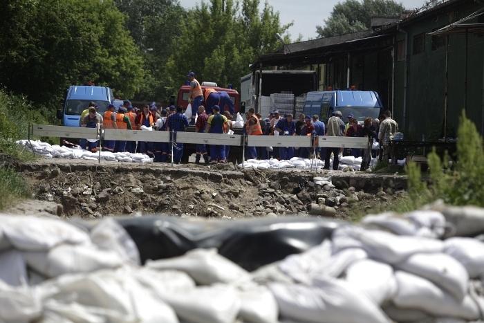 Wezbrana Wisła podeszła w środę rano pod naprawiany wał w Świniarach