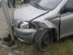 W kolizji został uszkodzony sygnalizator świetlny.