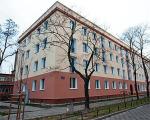 Budynek  z lat 50.  ub. w.  wygląda lepiej niż większość znacznie młodszych bloków  w okolicy