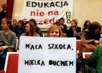 Nocna sesja to skandal – uważają rodzice i uczniowie zamykanych przedszkoli i gimnazjów  