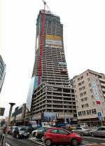 Żagiel przy Emilii Plater (po lewej) i Cosmopolitan Tower przy Twardej. Czy mieszkańcy dwóch wież zastawią autami okoliczne ulice?