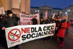 Przed  ratuszem demonstrowało kilkadziesiąt osób 