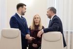 Stawiam na to, że jesienią dojdzie do rekonstrukcji rządu – przewiduje Bartłomiej Biskup. Co do ministra Waldemara Żurka [z prawej] mam wątpliwości, bo temat rozliczeń ma dla wyborców coraz mniejsze znaczenie. Natomiast [...] pani minister zdrowia [Jolanta Sobierańska- -Grenda, w środku – red.] próbuje zaklinać rzeczywistość, mówiąc, że ludzie się cieszą, bo w służbie zdrowia jest lepiej, fundamentalnie rozmijając się z odczuciami społecznymi. Zatem w tym obszarze jakiś impuls przydałby się rządowi