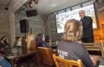 Idea festiwalu Pint of Science jest prosta: stworzyć luźną atmosferę w niezbyt dużym pomieszczeniu, zaprosić naukowca, który umie o trudnych sprawach opowiedzieć prostym językiem, a potem dopuścić nieskrępowaną dyskusję. Na zdjęciu prof. Marcin Kołaczkowski z Wydziału Farmaceutycznego UJ opowiadający na festiwalu o swoim wynalazku receptury nowego leku antydepresyjnego