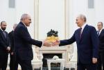 Premier Armenii Nikol Paszynian nigdy nie nawoływał do zerwania z Moskwą, ale otwarcie mówi o potrzebie bardziej uczciwych relacji. Na Kremlu patrzą na to z podejrzliwością. W środę, 1 kwietnia, podczas wizyty Paszyniana w Moskwie Władimir Putin publicznie stwierdził, że Armenia musi wybrać między UE a Rosją