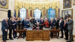 Donald Trump od dawna wykorzystuje religię w polityce. Zaprasza do Białego Domu przedstawicieli różnych Kościołów chrześcijańskich, którzy w obecności kamer nakładają na niego ręce i się modlą (na zdjęciu modlitwa w Gabinecie Owalnym, marzec 2026 r.)