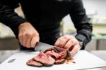 Mężczyźni przodują w konsumpcyjnej rozrzutności, zwłaszcza gdy chodzi o podróżowanie czy jedzenie mięsa