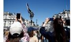 Kolejne dzieło Banksy’ego wzbudza szalone zainteresowanie. Artysta potwierdził, że to on jest autorem rzeźby przedstawiającej mężczyznę ze sztandarem zasłaniającym mu twarz. Figura pojawiła się na Waterloo Place w Londynie 30 kwietnia tego roku