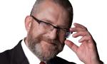 Grzegorz Braun wpisał w swoją strategię polityczną przekraczanie granic obyczajowych i prawnych. Teraz ten sposób na zainstnienie w polskiej polityce zaczyna mu ciążyć, bo ewentualne prawomocne skazanie wyeliminuje go z wyborów parlamentarnych w 2027 r.
