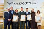 Cezary Żelaźnicki (pośrodku), partner zarządzający PwC Legal Polska, z zespołem i redaktor Ewa Szadkowska (druga od prawej)