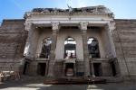 Teatr Dramatyczny w Mariupolu, w którym w wyniku rosyjskich bombardowań w marcu 2022 r. zginęły setki szukających schronienia ludzi. Zdjęcie z kwietnia 2024 r., gdy okupacja miasta trwała dwa lata