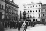 Polscy zakładnicy na Starym Rynku w Bydgoszczy w czasie publicznych egzekucji (od 9 września 1939 r.), po zajęciu miasta przez Niemców