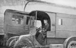 Maria Curie-Skłodowska w jednym z ambulansów