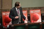 Zmiany dotyczące aborcji to w Sejmie jedne z najgłośniejszych debat. Na zdjęciu: poseł PiS Paweł Szrot układający na sali plenarnej modele płodów