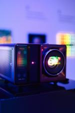 Zaawansowane technologicznie projektory laserowe pozwalają uzyskać obraz o przekątnej 100, 120, 150, 200, a nawet 300 cali bez konieczności przynoszenia do domu ogromnego telewizora zajmującego całą ścianę
